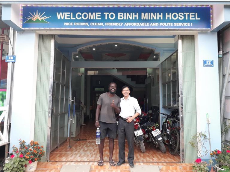 Hình ảnh chủ nhà cùng một du khách ngoại quốc nghỉ dưỡng tại nhà nghỉ Bình Minh