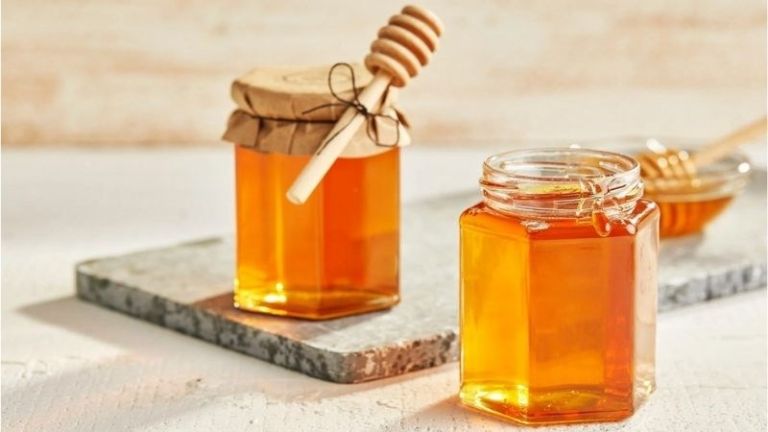 Mật ong nên được sử dụng trực tiếp hoặc pha nước uống giúp ngủ ngon, đẹp da, giữ dáng 