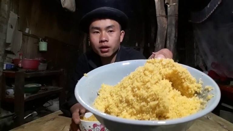 không phải là món cao lương mĩ vị, nó được coi như một món ăn thay cơm trong các bữa ăn hàng ngày của người dân Hà Giang. 