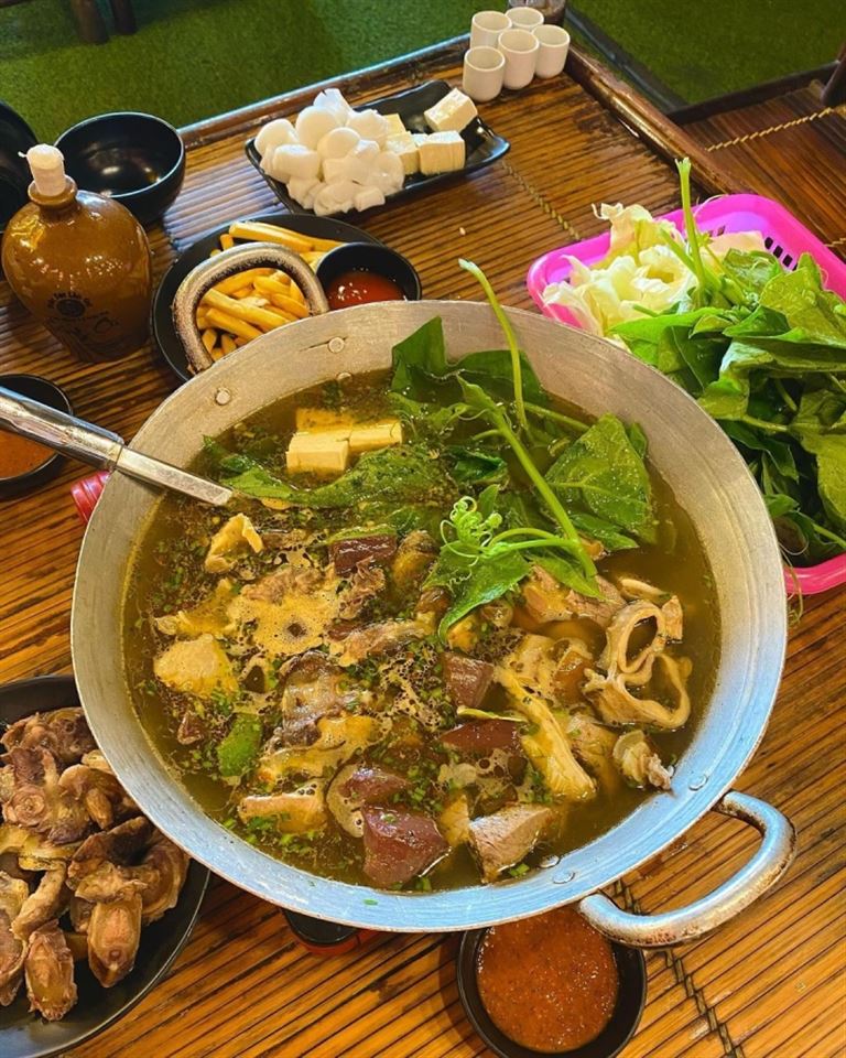 Thắng cố Hà Giang là món ăn truyền thống của người H' Mông, được pha trộn tất cả lục phủ ngũ tạng trâu, bò, lơnn, ngựa. 