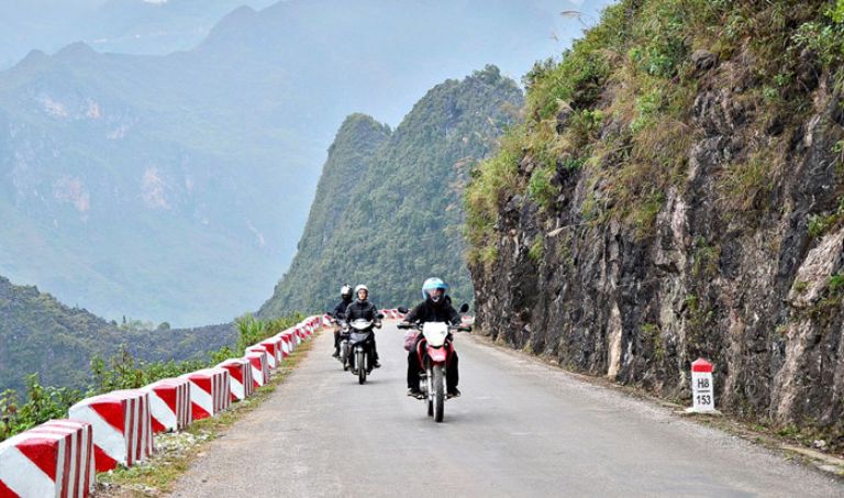 Các bạn trẻ có niềm yêu thích với bộ môn phượt mạo hiểm có thể chạy xe máy từ Hà Nội để đến Hà Giang