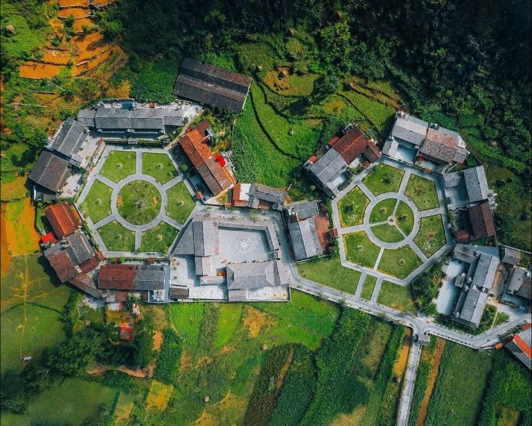 Nếu du khách ghé thăm mỏm đá tử thần Hà Giang thì có thể lựa chọn lưu trú ở những căn homestay ở làng Ỏa Vi để thuận tiện di chuyển