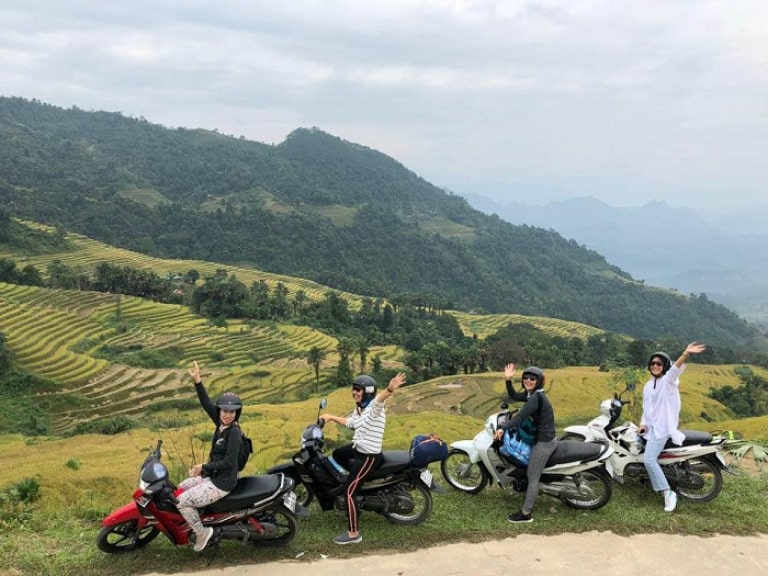 Xe máy là lựa chọn của đa số các bạn trẻ du lịch mùa lúa chín Hà Giang.