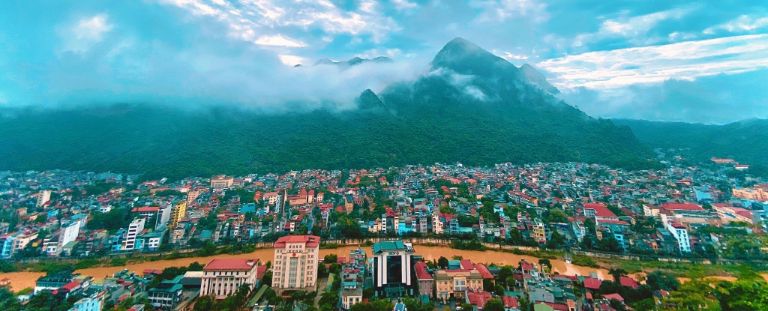 Núi Cấm Hà Giang Hiện lên với vẻ đẹp huyền bí và mờ ảo nơi đây kích thích các tín đồ đam mê du lịch đặt chân tới