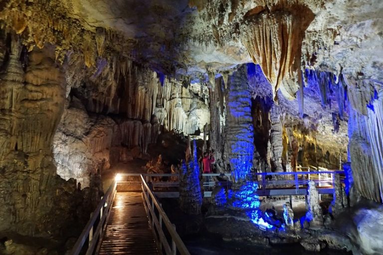 Khung cảnh huyền bí tại hang Lùng Khúy khiến du khách hào hứng khám phá mọi ngóc ngách