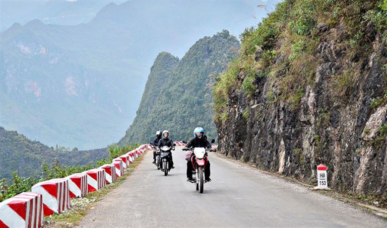 Các bạn trẻ thích lựa chọn xe máy để đi phượt từ Hà Nội đến phố cổ Đồng Văn Hà Giang.