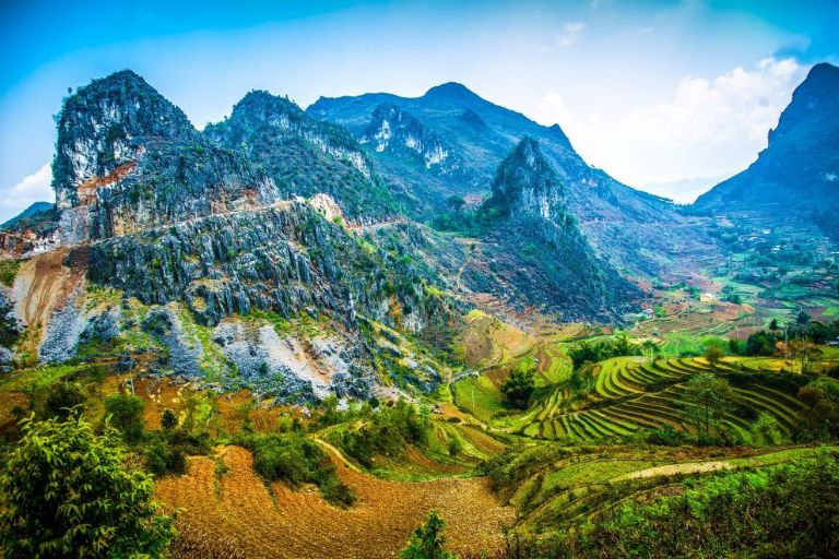 Cao nguyên đá Đồng Văn nổi bật trong chuyến đi phượt Hà Giang với những núi đá tai mèo xám xịt