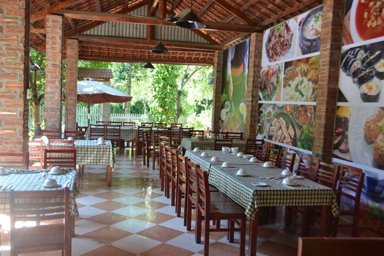 Nhà hàng Ngói Đỏ Hà Giang là quán ăn duy nhất tại Đồng Văn có không gian sân vườn xanh mát, thoáng đãng. 