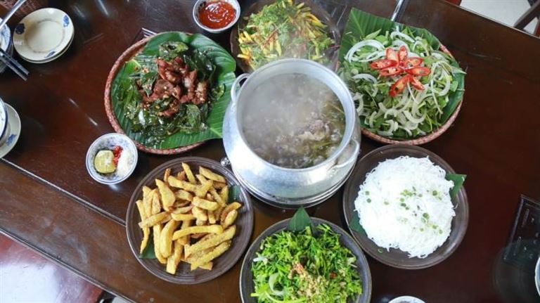 Cơm tại quán bà Tú Lan được nấu từ gạo khẩu Hà Giang nên có màu trắng tinh, vô cùng dẻo và thơm. 