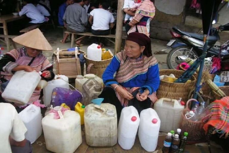 Tại các phiên chợ ở Hà Giang, rượu ngô được bày bán ở khắp mọi nơi giúp bạn dễ dàng mua được 