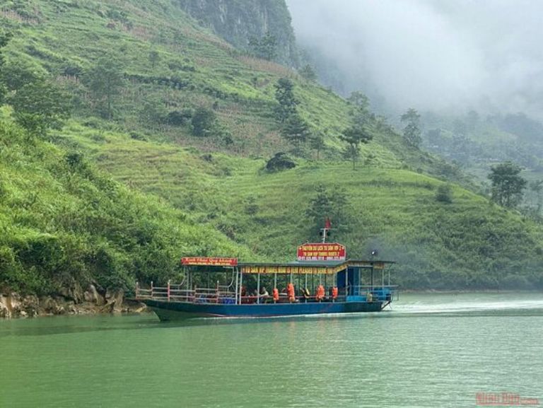 Du khách có 2 bến để xuống đi thuyền trên sông Nho Quế với vô số các nhà thuyền