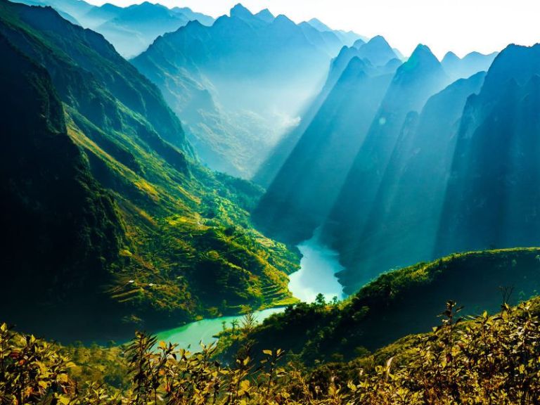 Dòng sông Nho Quế bắt nguồn từ Trung Quốc, chảy một phần ở Hà Giang và một phần vào Cao Bằng 