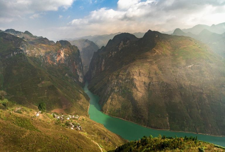 Dòng sông Nho Quế xanh biếc bên núi đá tai mèo xám xịt tạo nên khung cảnh vô cùng kỳ vĩ 