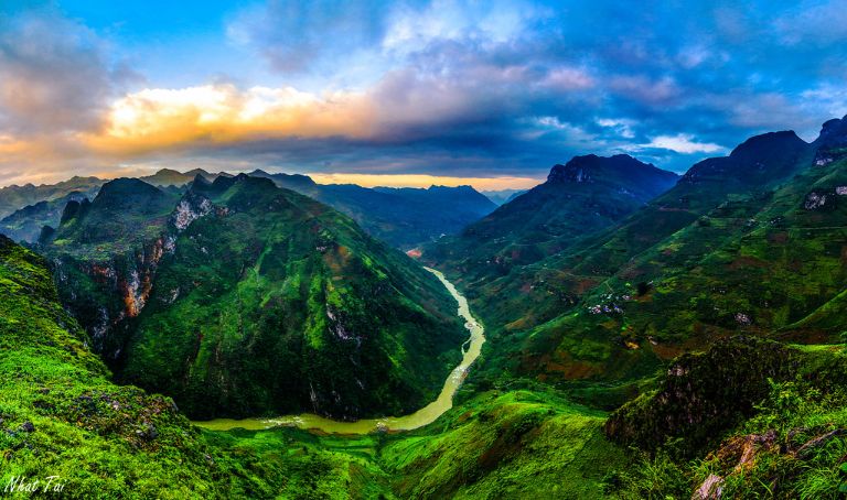 Đèo Mã Pí Lèng và sông Nho Quế là cặp đôi địa điểm du lịch hot nhất nhì Hà Giang với khung cảnh vô cùng ngoạn mục