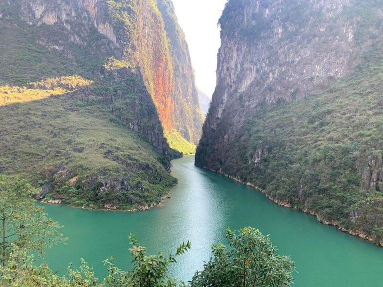 Dòng sông Nho Quế trong xanh quanh năm, có thể tham quan vào bất kỳ mùa nào