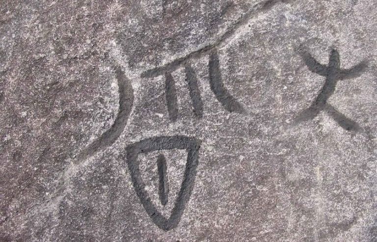 Vô vàn các hình thù khác nhau được khắc tạc trên mặt đá xám xịt hàng trăm năm nay