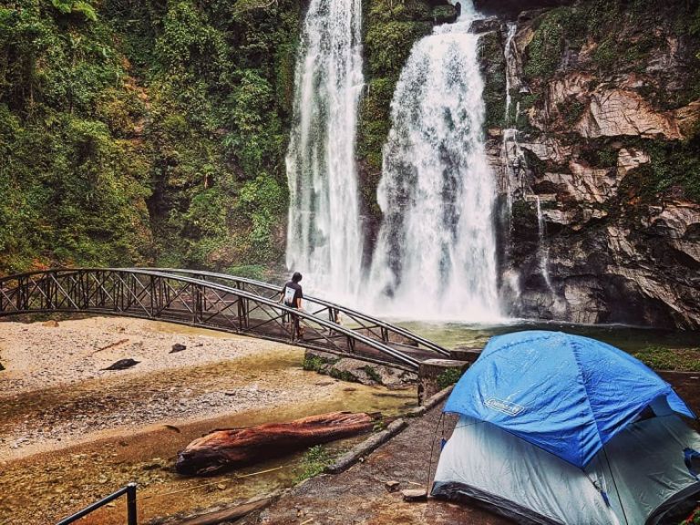 Cắm trại ngay bên dòng thác là trải nghiệm tuyệt vời và đáng nhớ khiến du khách thích thú thực hiện