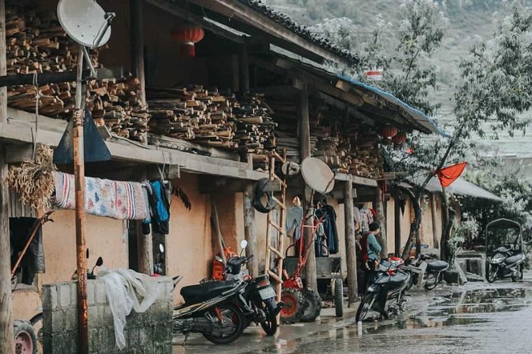 Thị trấn Phó Bảng nổi bật với những ngôi nhà cổ, đậm nét truyền thống, đã có vết tích năm tháng