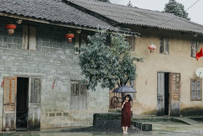 Những căn nhà với mói ngói rêu phong, tường đất đặc trưng, tọa nên nét bình dị đến lạ của thị trấn Phó Bảng