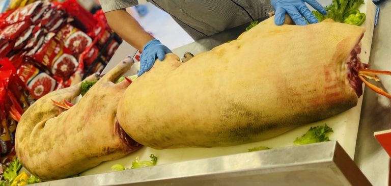 Quá trình sơ chế thịt lợn cắp nách tốn khá nhiều thời gian và đòi hỏi kĩ thuật tay nghề cao.