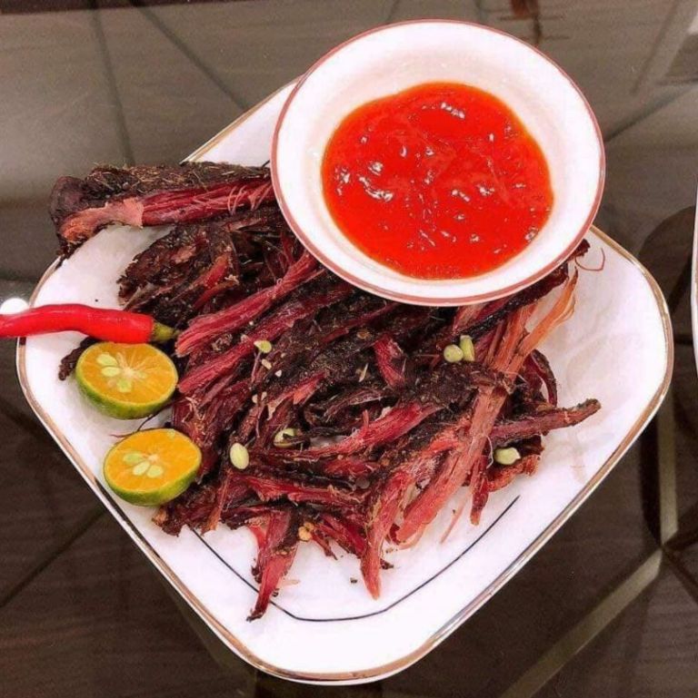 Thịt trâu gác bếp là món ăn phổ biến xuất hiện nhiều tại các xã, thị trấn lớn nhỏ tại Hà Giang