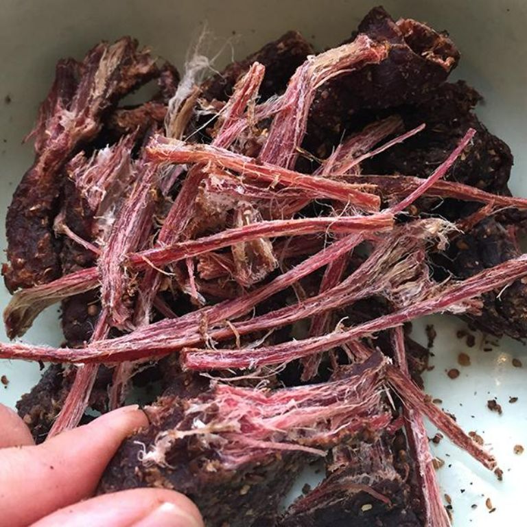 Thịt trâu gác bếp có vỏ ngoài cứng, thấm đẫm gia vị và bên trong thì ngọt thịt ăn rất cuốn