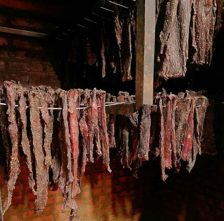 Cách chế biến thịt trâu gác bếp được thực hiện theo cách làm truyền của người dân Hà Giang hàng chục đời nay