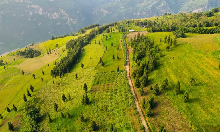 Thung lũng với đồng cỏ xanh mướt trải dài hơn 90ha.