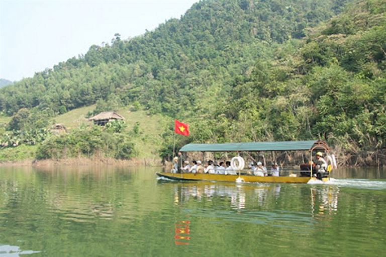 Cùng với đó, khách hàng sẽ được tham gia trải nghiệm đi thuyền trên sông Chừng và thả cá trên lòng hồ.