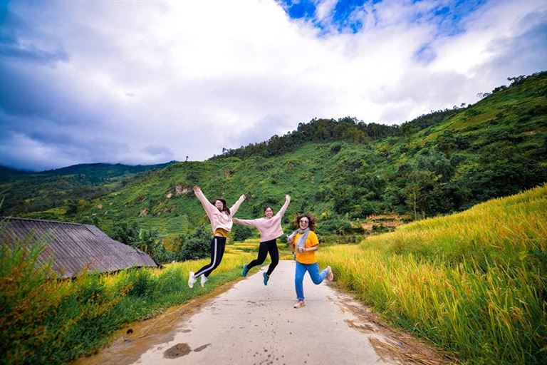 Du khách tự do vui chơi và khám phá làng văn hoá thôn Chì với cảnh sắc thiên nhiên tuyệt đẹp và nét văn hoá độc đáo. 