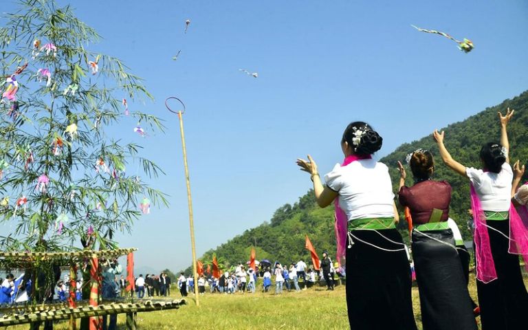 Một trong những lễ hội đặc sắc của vùng Tây Bắc là lễ hội Gầu Tào được tổ chức vào mùng 6 Tháng Giêng hàng năm, với sự tham gia đông đảo của người dân tộc H'Mông 