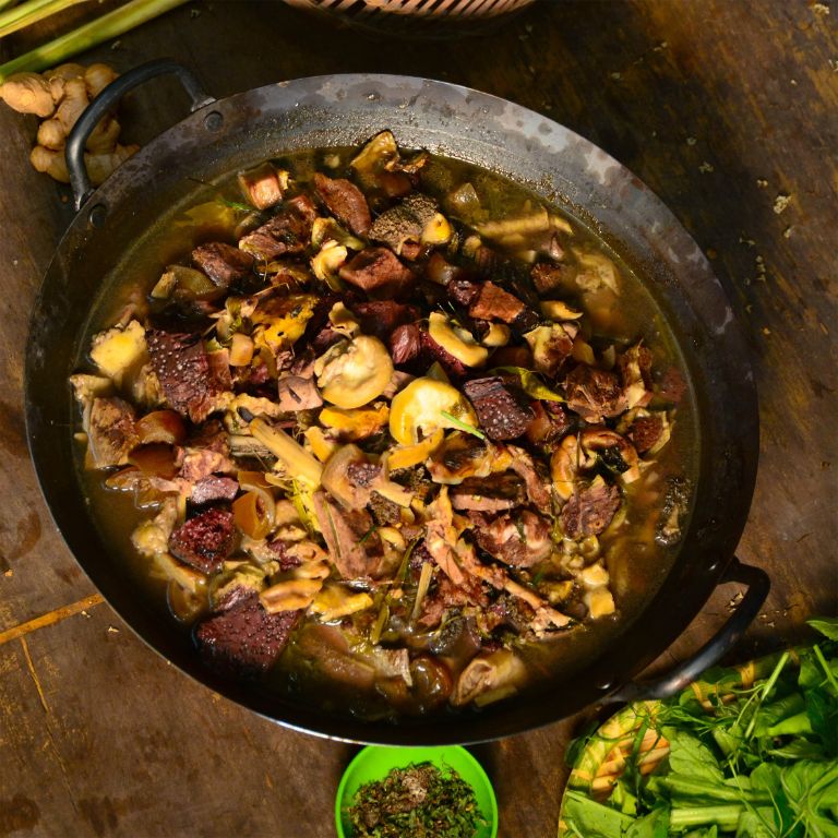 Thắng Cố là một món đặc sản Hà GIang nổi tiếng nhưng hương vị khá kén người ăn, vậy nên du khách vẫn còn e ngại khi thưởng thức