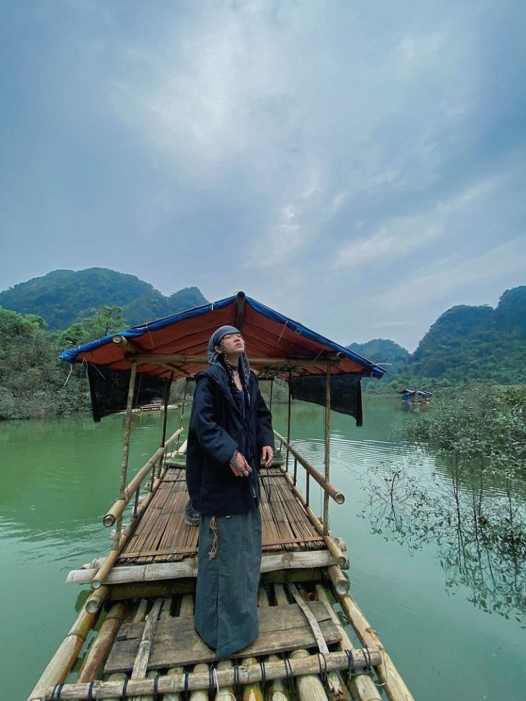 Nước của Hồ Noong Vị Xuyên lúc nào cũng mang màu xanh ngọc bích và phẳng lặng