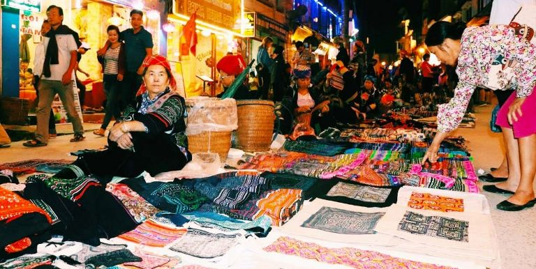 Hòa mình vào bầu không khí sôi động tại chợ đêm Cốc Pài khiến nhiều du khách thích thú