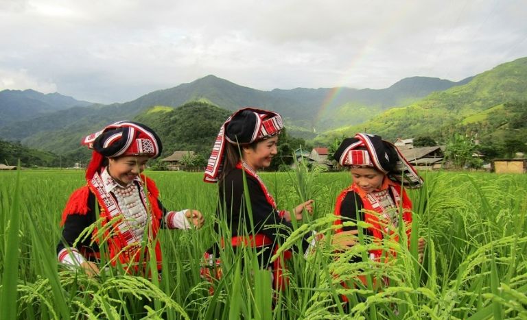 Đồng bào dân tộc sinh sống tại Xín Mần Hà Giang được du khách quý mến bởi thái độ thân thiện, cởi mở và mến khách 