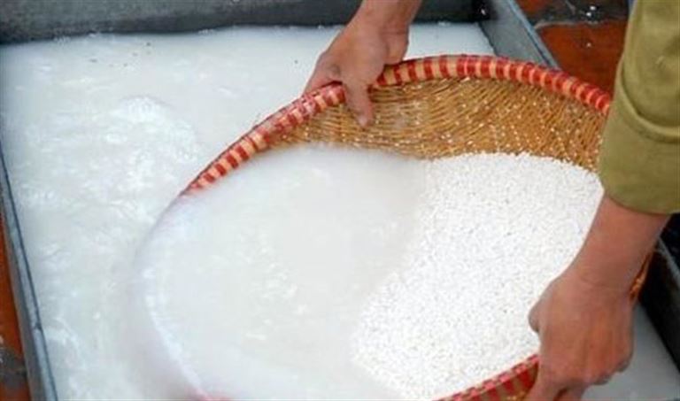 Công đoạn đầu tiên trong các bước làm xôi ngũ sắc Hà Giang là vo và ngâm gạo trong khoảng 6 - 8 tiếng. 