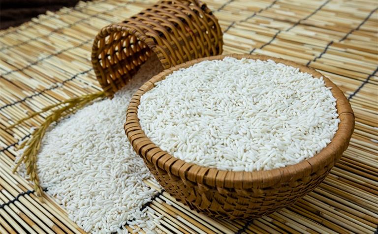 Gạo dùng để làm xôi ngũ sắc phải là gạo nếp cái hoa vàng có hạt tròn, to, chắc mẩy thì xôi mới dẻo và thơm. 