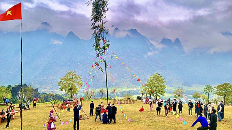 Cây nêu chính là điển nhấn quan trọng nhất của lễ hội Gầu Tào. 