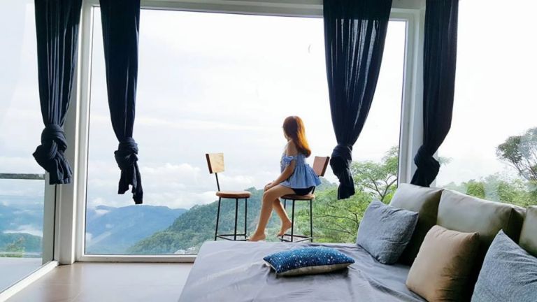 Phòng ngủ có view hướng ra ngoài trời, hứa hẹn sẽ là một điểm sống ảo siêu xinh (nguồn: getgo.com)