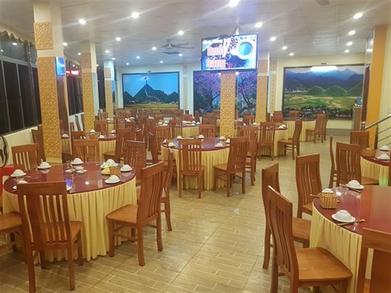 Nhà hàng Âu Việt gây ấn tượng bởi không gian nhà hàng rộng rãi, bàn ghế sang trọng, sạch sẽ, ngăn nắp. 