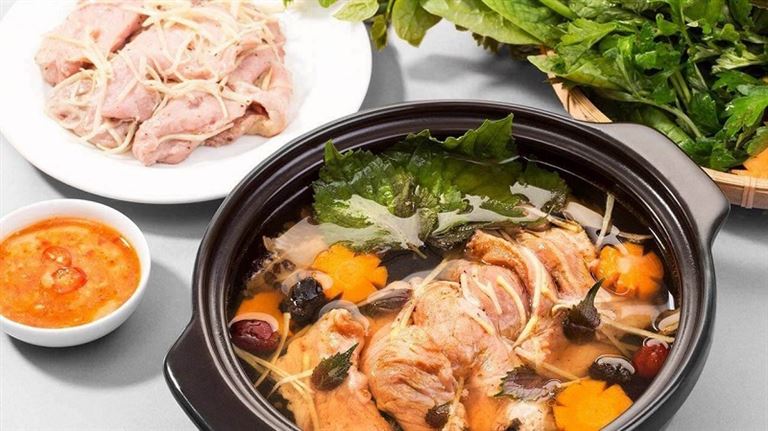 Nhà hàng Âu Việt nổi tiếng với du khách bốn phương với đa dạng các món lẩu, đặc biệt là lẩu gà đen. 