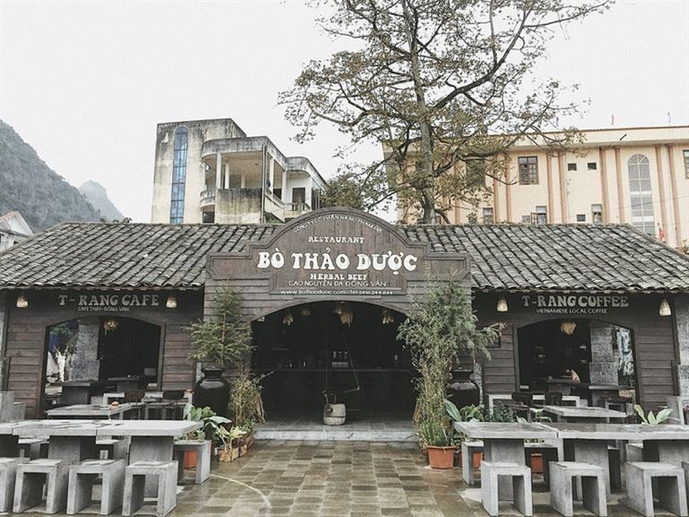 Bò Thảo Dược T Rang là một trong những nhà hàng Hà Giang có phong cách kiến trúc độc lạ khác hẳn với không gian xung qunah. 