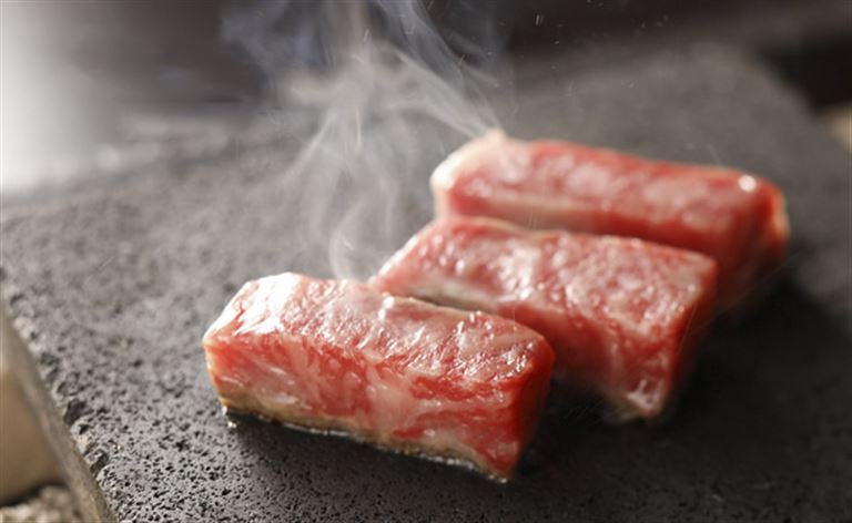Mô hình nướng thịt trên đá của nhà hàng Bò Thảo Dược T Rang nổi tiếng với khách hàng cả trong và ngoài nước. 