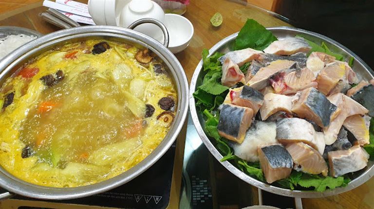 Lẩu cá là món ăn được đông đảo khách du lịch ưa thích tại nhà hàng Đức Giang. 