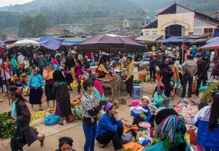 Chợ lùi Hà Giang với các hoạt động trao đổi hàng hóa, buôn bán sôi nổi 
