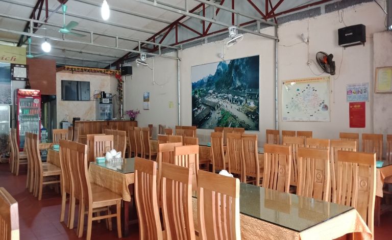 Nhà hàng Âu Việt có không gian rộng rãi rất phù hợp với các nhóm bạn đông người