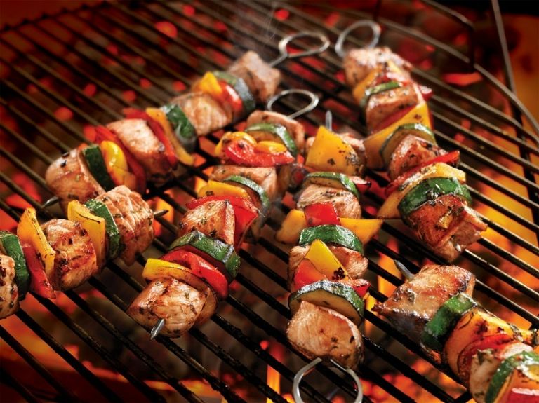 Tiệc nướng BBQ ngoài trời, không gian ấm áp ngồi xuống trò chuyện với những người bạn thân thiết của mình