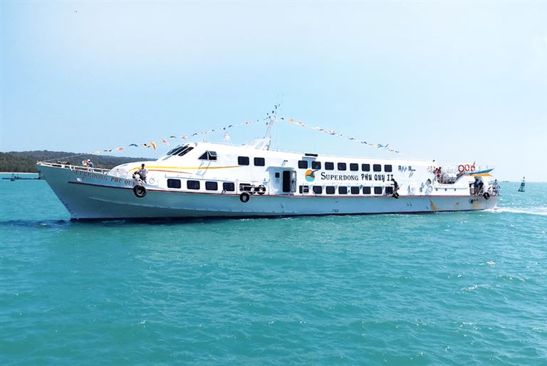 Vé tàu Phan Thiết Phú Qúy - Superdong là hãng tài lớn, hiện có hai loại tàu để vận chuyển hành khách và hàng hóa từ Phan Thiết ra đảo và ngược lại.