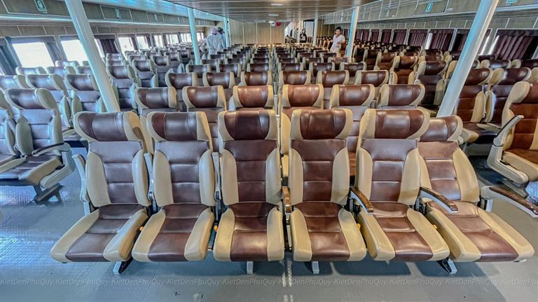 Hệ thống ghế ngồi đạt chuẩn, có thể ngả 130 độ đem lại cảm giác thoải mái cho khách hàng trong suốt chuyến đi. 