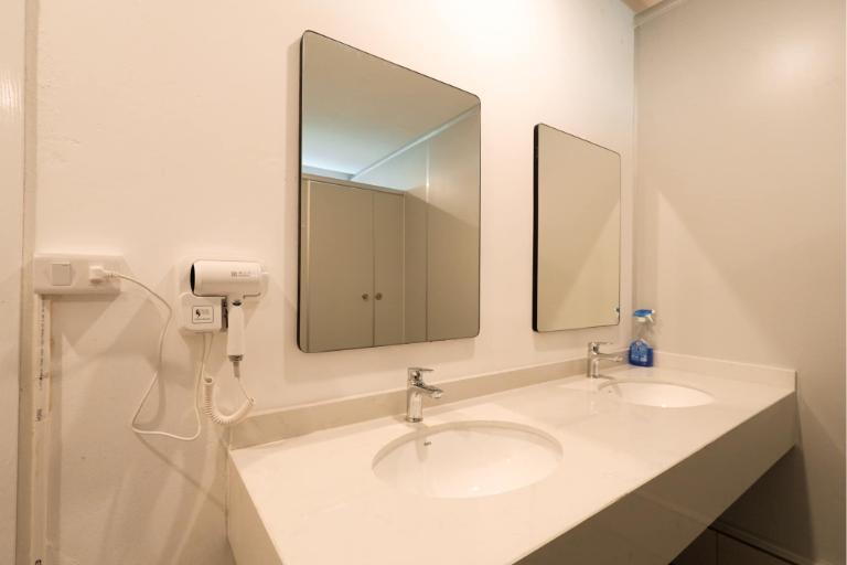 Phòng tắm riêng biệt sạch sẽ, trang bị đầy đủ các loại đồ dùng tiện nghi cho hành khách. (nguồn: motogo.vn) 